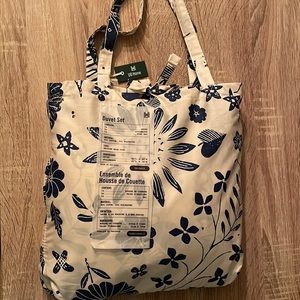 URBAN OUTFITTERS Shelby Contrast Woodblock
Floral Duvet Set